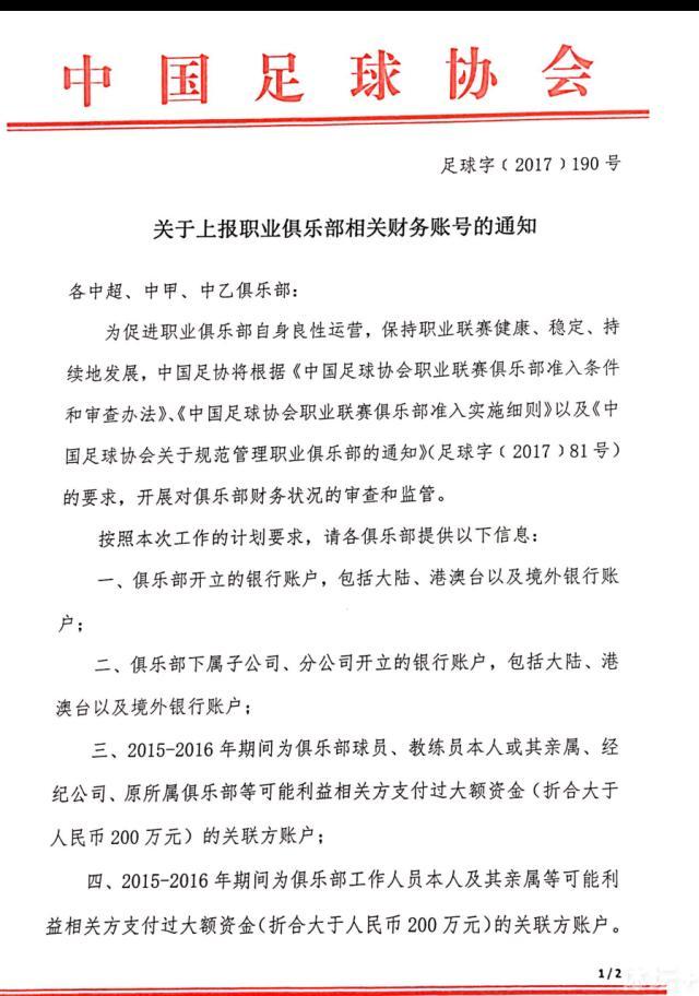 巨大的显示屏上，是秦希儿出席活动的时候，她穿着粉色的晚礼服，一头及腰的长发被漂亮的头饰挽起，只留额前落下了几缕甜美。